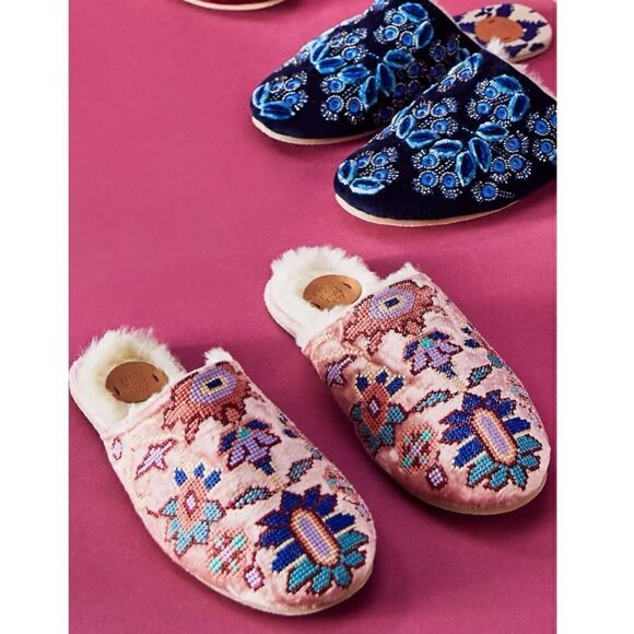 Far Away From Close Needlepoint Slide Slippers Size 9 New - Picture 3 of 7